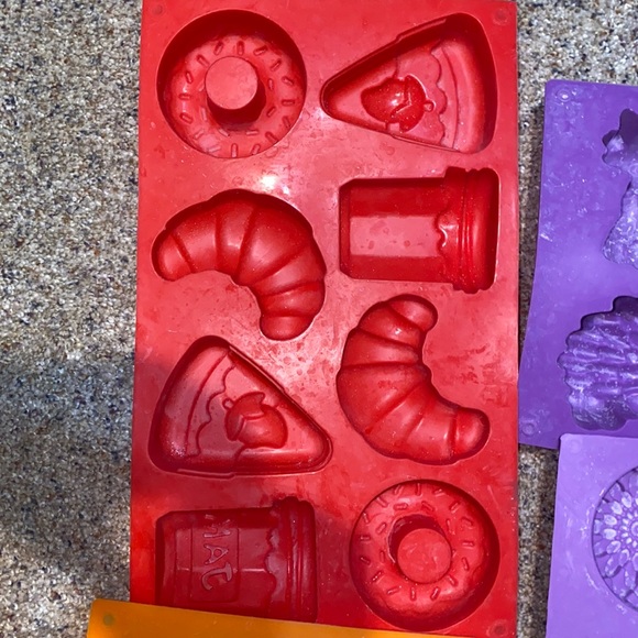 Lot of 5 Silicone Molds Baking Cake Cupcakes EUC - Picture 5 of 6